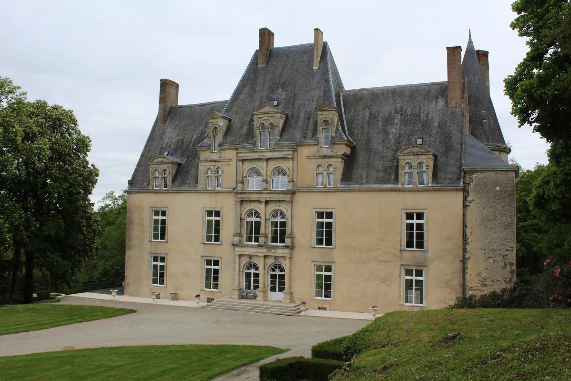 Chateau De La Lucaziere Mont-Saint-Jean  Buitenkant foto