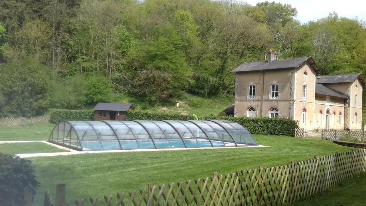Chateau De La Lucaziere Mont-Saint-Jean  Buitenkant foto